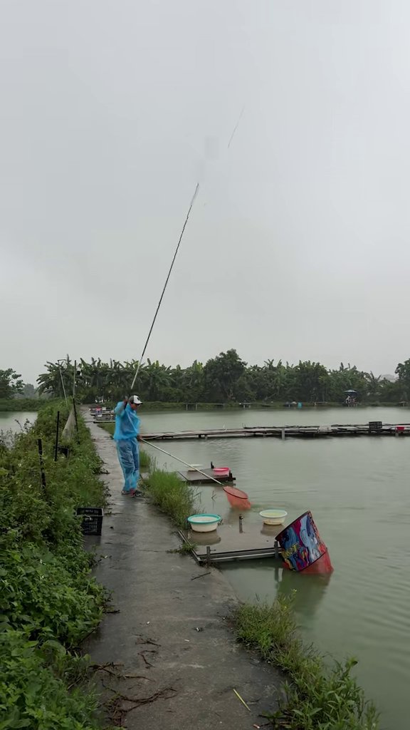 Hồ Bảo Uyên vắng vẻ trong mưa bão - Cao Thiện chơi lớn bao hồ Bảo Uyên 5 triệu: đội mưa câu 13 con chép, 37 cân