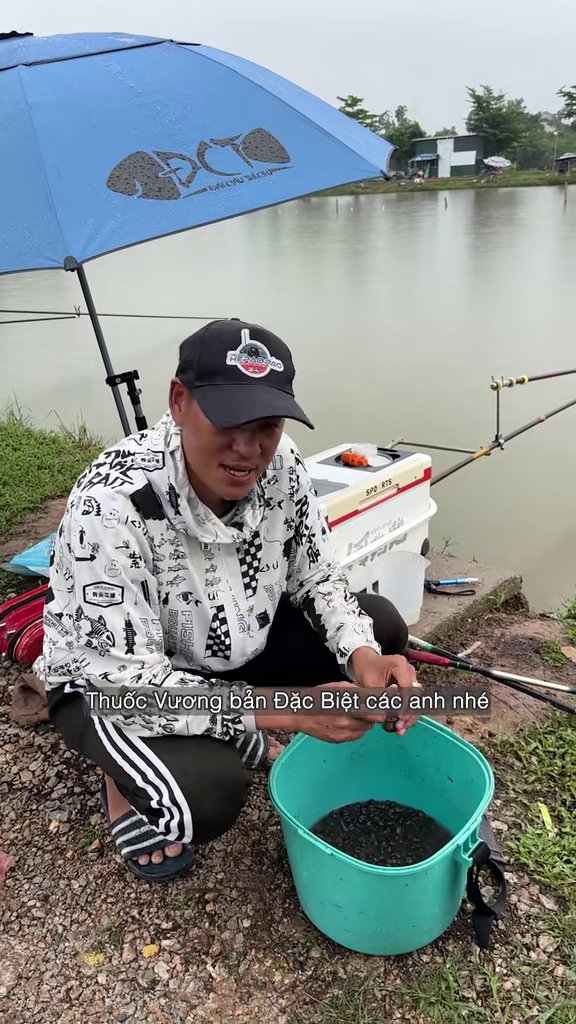 Năng Tính chuẩn bị mồi Thuốc Vương Bản Đặc Biệt - Hồ Sơn Hải (Hoài Đức): Năng Tính đội mưa săn trắm đen, nhận thách thức của chủ hồ
