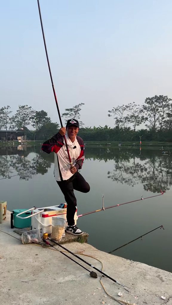 Dựng cần giữ cá bên bờ hồ - Săn trắm đen hồ câu 1997 Phú Thọ: vé 700 nghìn, chốt 7 con