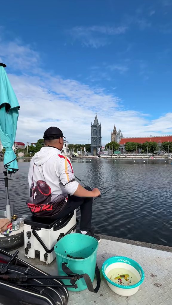 Ngồi câu bên hồ, phía xa là nhà thờ cổ - Săn trắm đen hồ Đồng Bình (Hải Dương): lạc đường 2 tiếng, Huân Fishing chạm 9 bắt 7